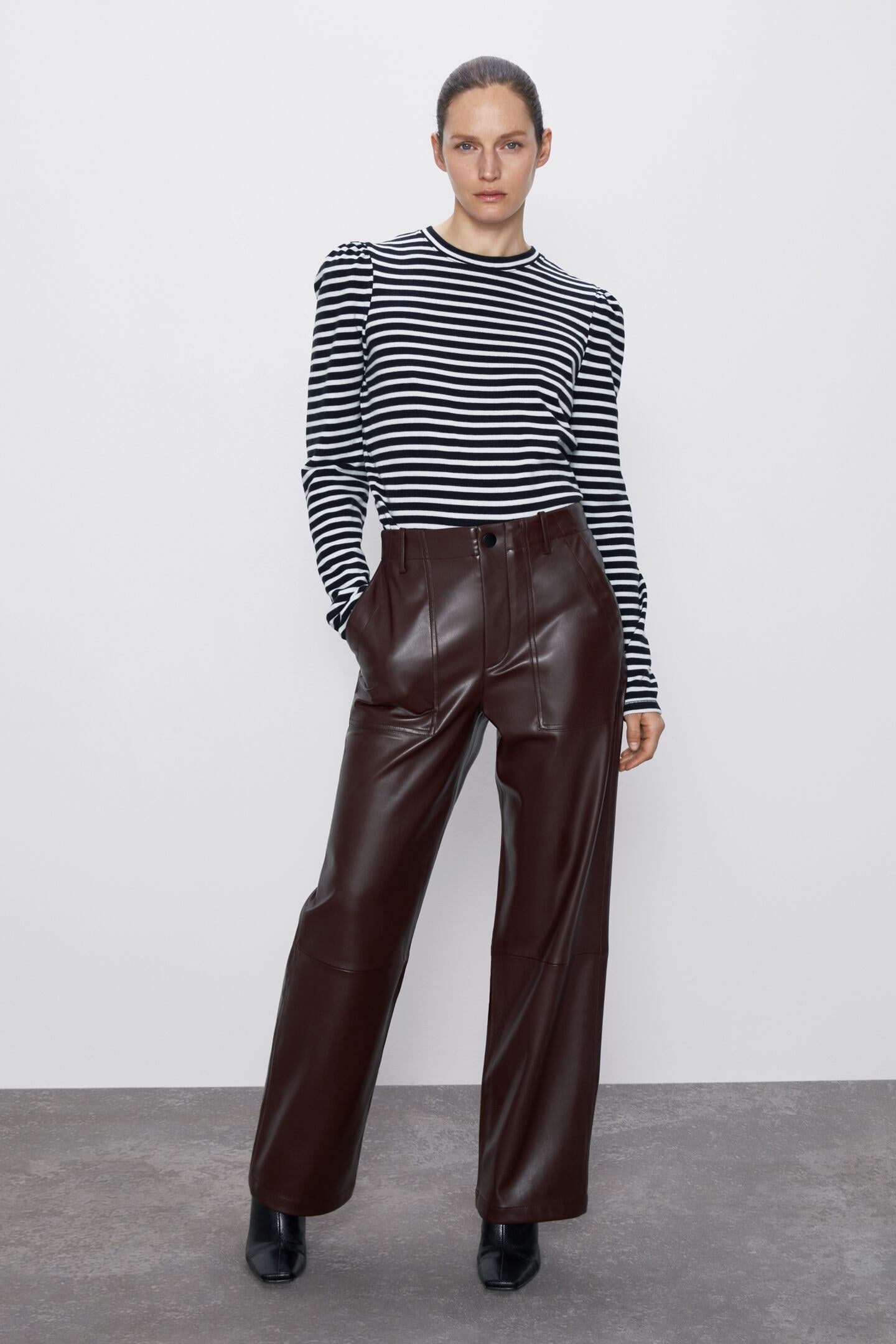 Rayas clásicas, cuello redondo, mangas largas y abullonadas, y cierre de botones joya en la parta trasera. Esta camiseta de Zara es un must para looks de entretiempo. ¡Y está rebajada! Ahora: 5,99 euros.