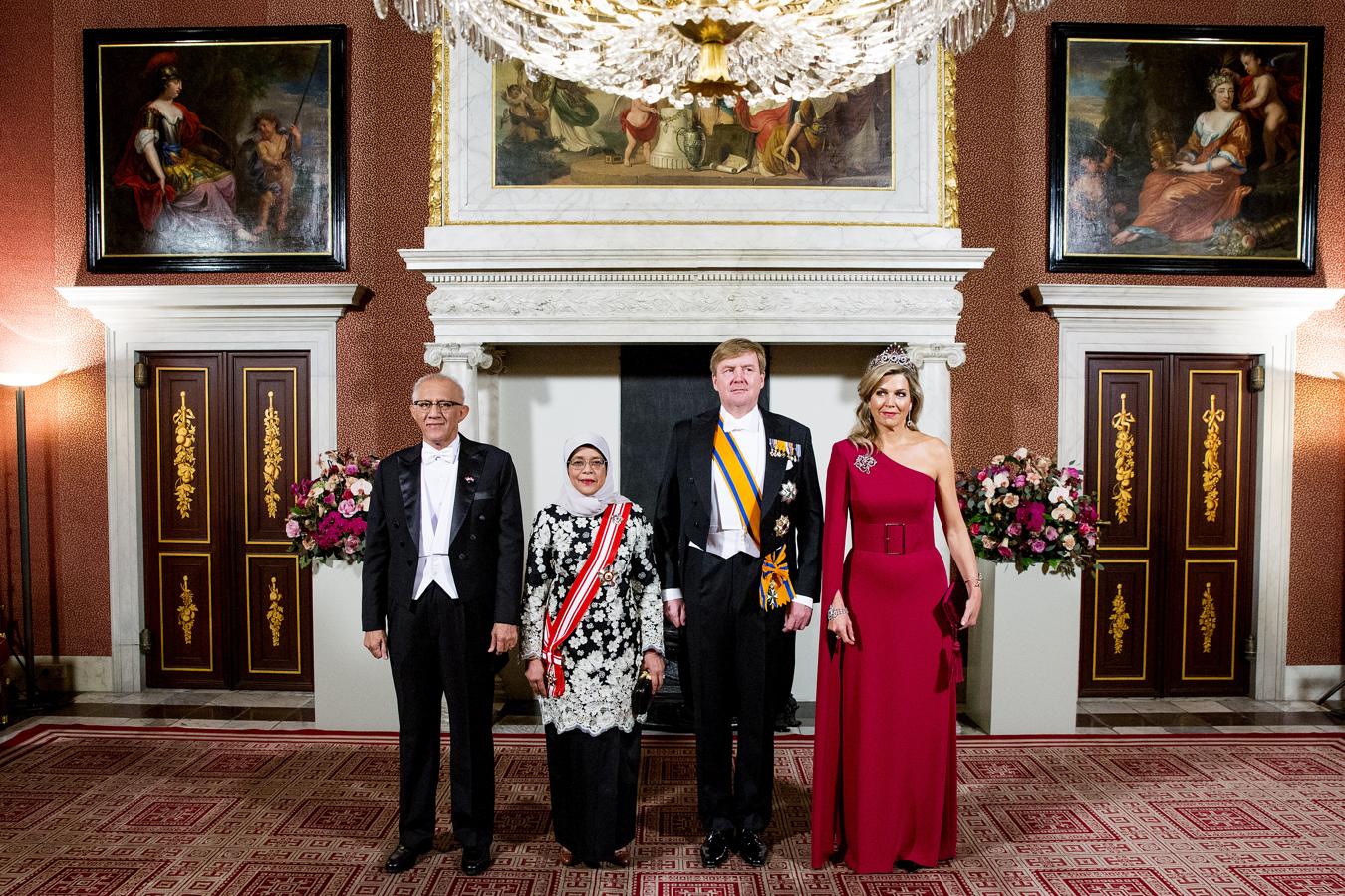 Máxima Zorreguieta estudió Económicas en la Universidad Católica de Argentina, y aunque su primer trabajo fue dando clases particulares de inglés y matemáticas, desarrolló su carrera profesional en el sector de las finanzas, llegando a ocupar en Nueva York el puesto de vicepresidenta del departamento de ventas institucionales para América Latina en la corporación de banca de inversiónHSBC y, después, el homónimo en Deutsche Bank.