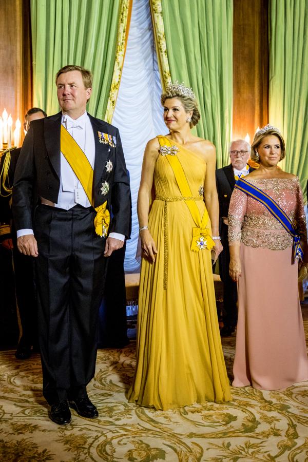 Máxima y Guillermo de Holanda se conocieron en la Feria de Abril de Sevilla en el año 2000, cuando la argentina salía con un 'broker' de bolsa alemán afincado en Nueva York. Al principio, a ella el príncipe holandés le pareció un tanto bobo, pero cambió de opinión meses después cuando, ya soltera, volvieron a coincidir en una cena en la Gran Manzana.