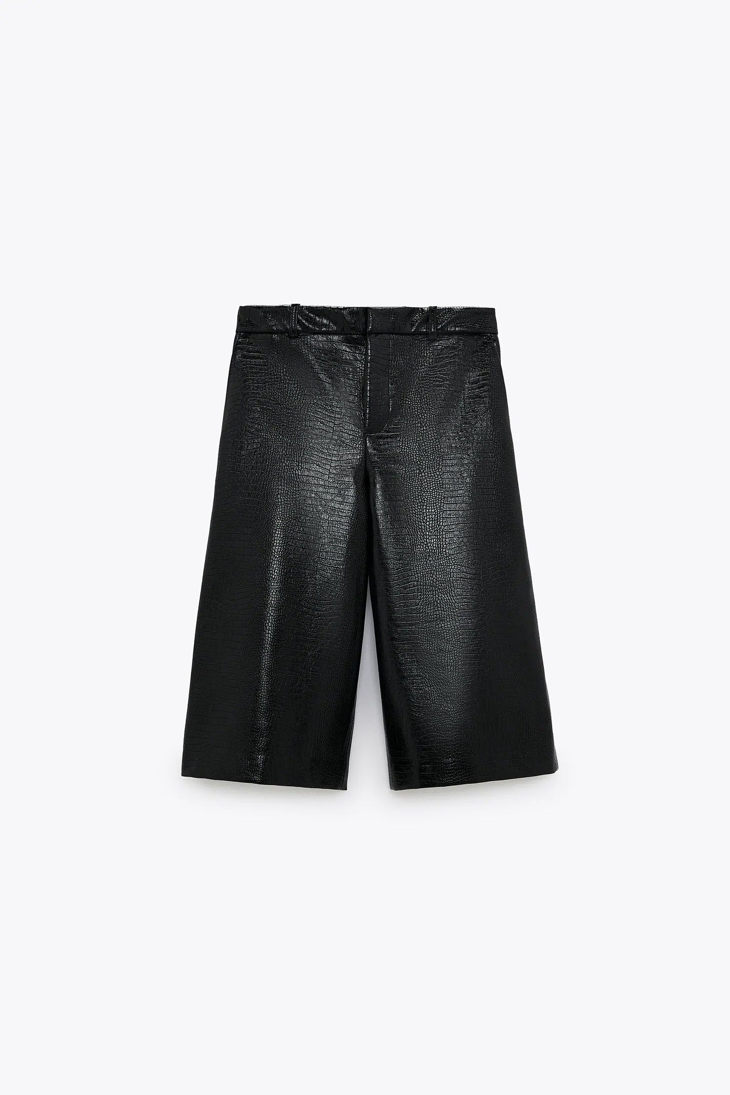 Las bermudas siguen dando caña entre las tendencias y se adaptan a la perfección al otoño con la versión de polipiel. Ficha estas de la nueva colección de Zara por 25,95 euros.