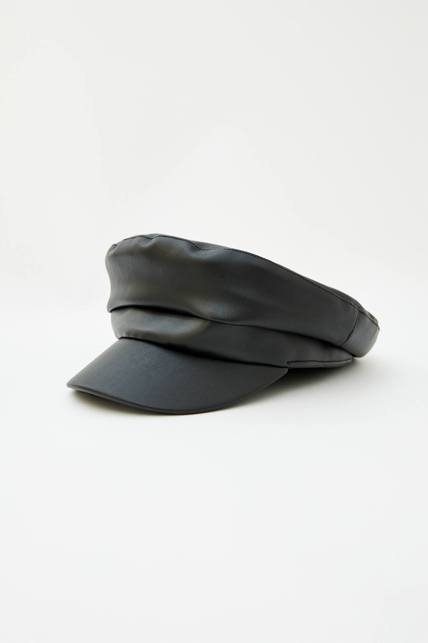 El complemento estrella del otoño también viene con efecto piel, y nos encanta. Boina negra de Pull&Bear. (9,99 euros).