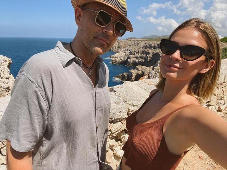 Fotos: ¿Por qué se critica a Laura Escanes por llevar vestidos cortos y ser madre? 8 fotos (de su Instagram) que demuestran que sentirse sexy y la maternidad no son incompatibles