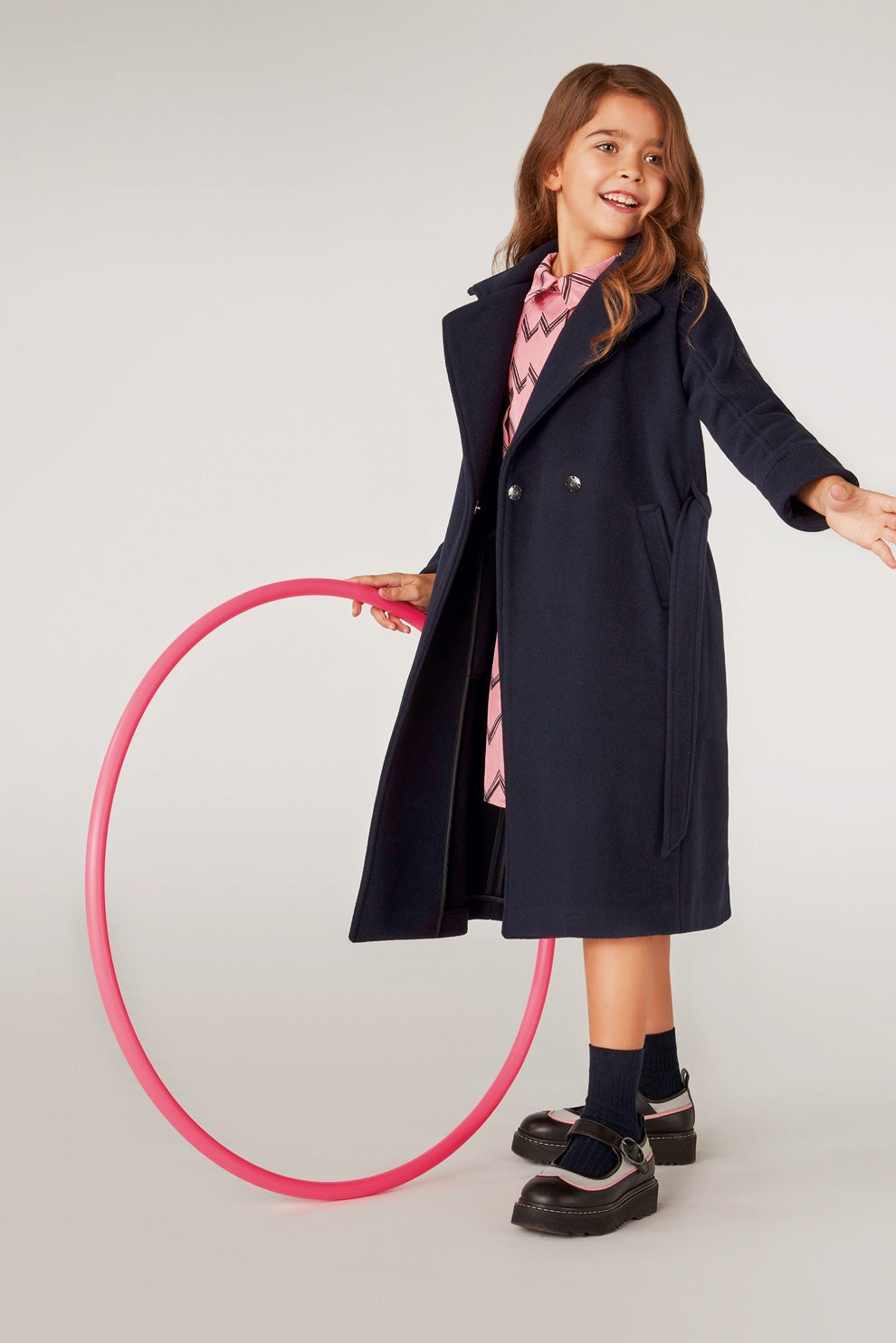 Abrigo cruzado, vestido, zapatos y calcetines de Emporio Armani.