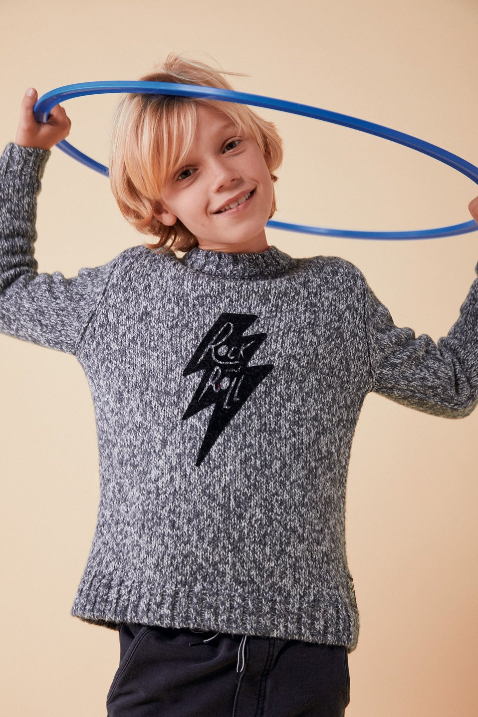 Jersey de lana y pantalón de algodón, todo de Boboli.