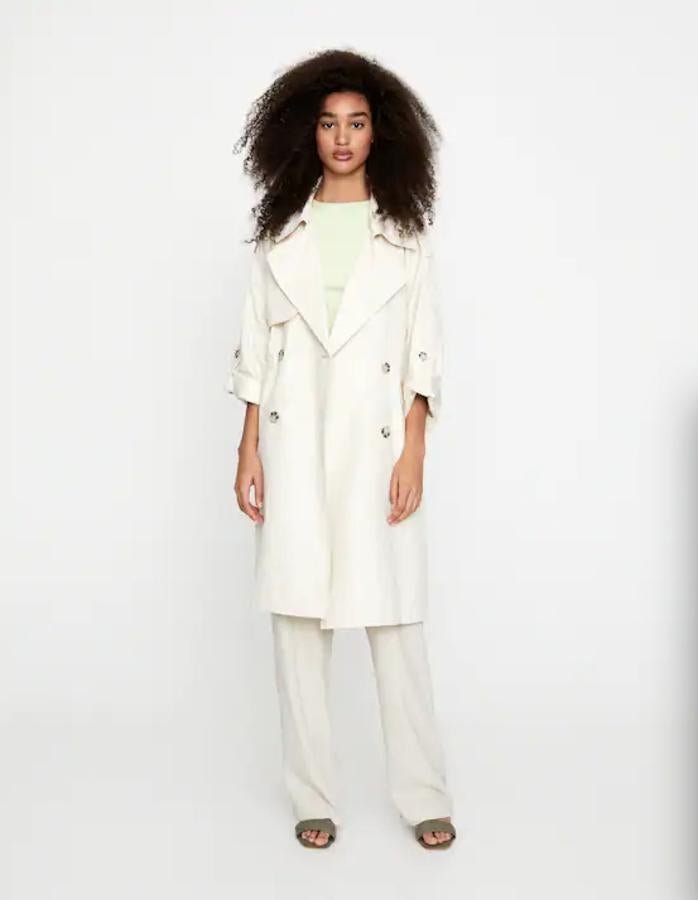 Disponible en crudo claro y camel medio, esta gabardina cruzada oversize de Pull&Bear viene con cuello solapa, bolsillos laterales y cuatro botones a contraste. Tiene un precio de 39,99 euros y está disponible entre las tallas XS y L.