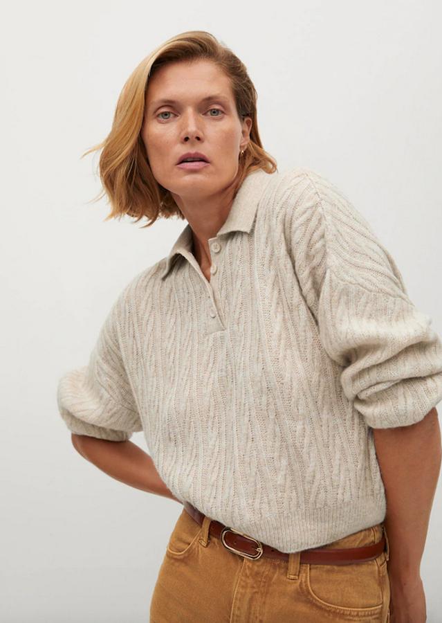 Tejido de punto trenzado para este jersey de Mango en diseño cropped con cuello polo con cierre de botones, costura de hombro caída y terminaciones en canalé. Disponible en crudo y en gris, entre las tallas XS y XL, tiene un precio de 29,99 euros.