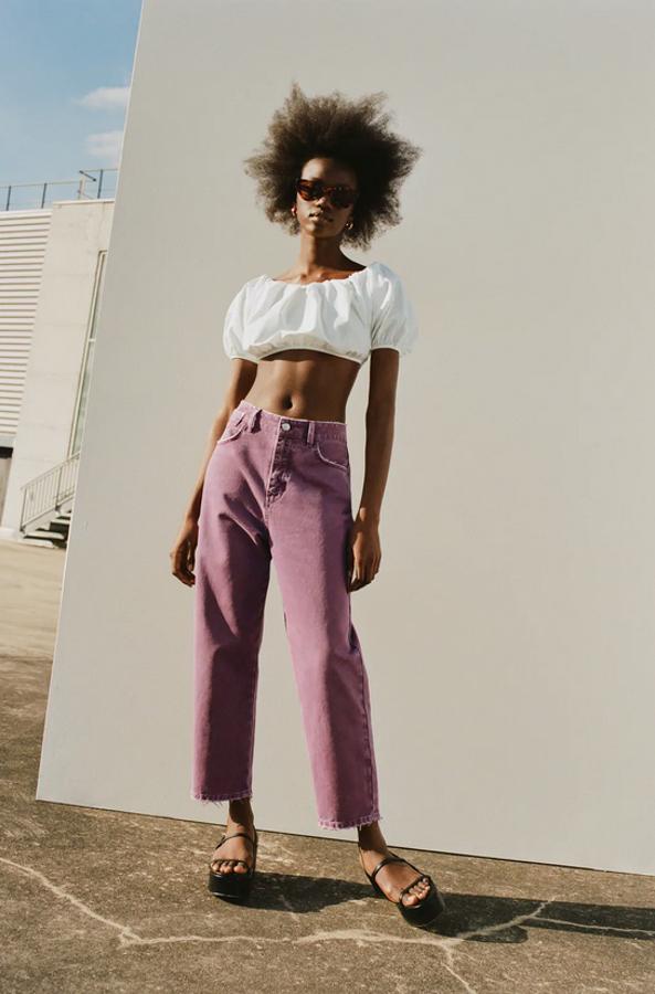 El diseño mom fit es muy habitual en los jeans de cualquier firma, pero en Zara los hemos encontrado en color ciruela, con efecto lavado y bajo acabado sin costura. Tiene un precio de 25,95 euros y está disponible entre las tallas 32 y 42 menos en la 40.