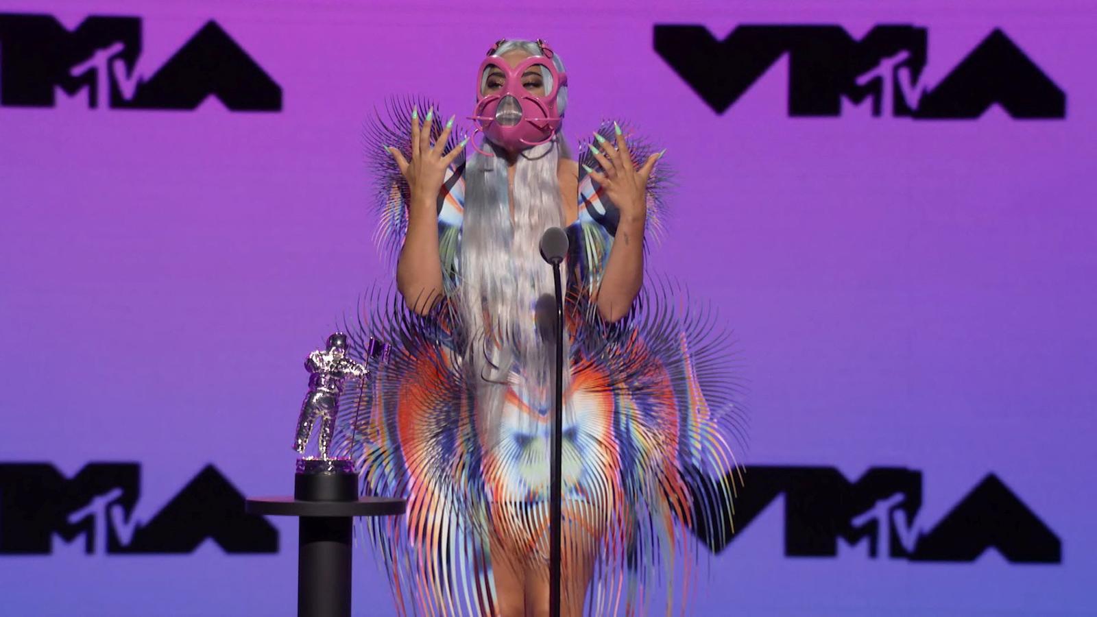 Lady Gaga ha recuperado su versión más excéntrica e histriónica en los MTV VMA's 2020, con looks como este de Iris van Harpen que ha combinado con una mascarilla rígida en color rosa.