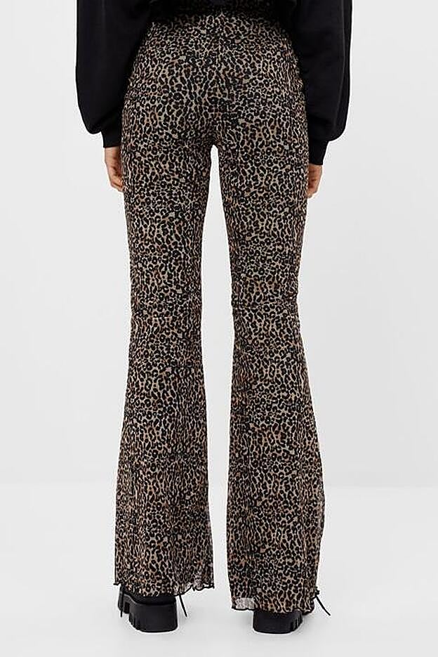 Pantalones flare fit de Bershka. (19,99 euros).
