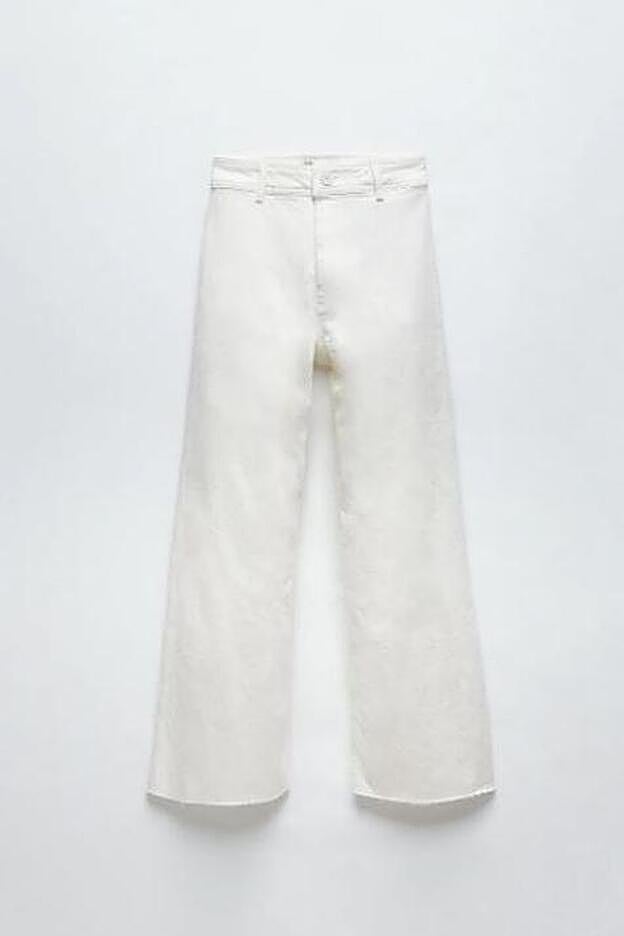 Vaqueros de Zara, de corte culotte, disponibles desde la talla 32 hasta la 44 (29,95 euros).