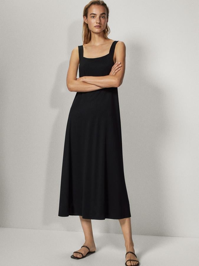 En Massimo Duti siempre apuestan por la sencillez cargada de elegancia, cortes limpios y formas sin ornamentos que no por eso nos gustan menos, todo lo contrario. Este modelo nos encanta, de largo midi con escote cudrado y un ligero vuelo (49,95 euros).