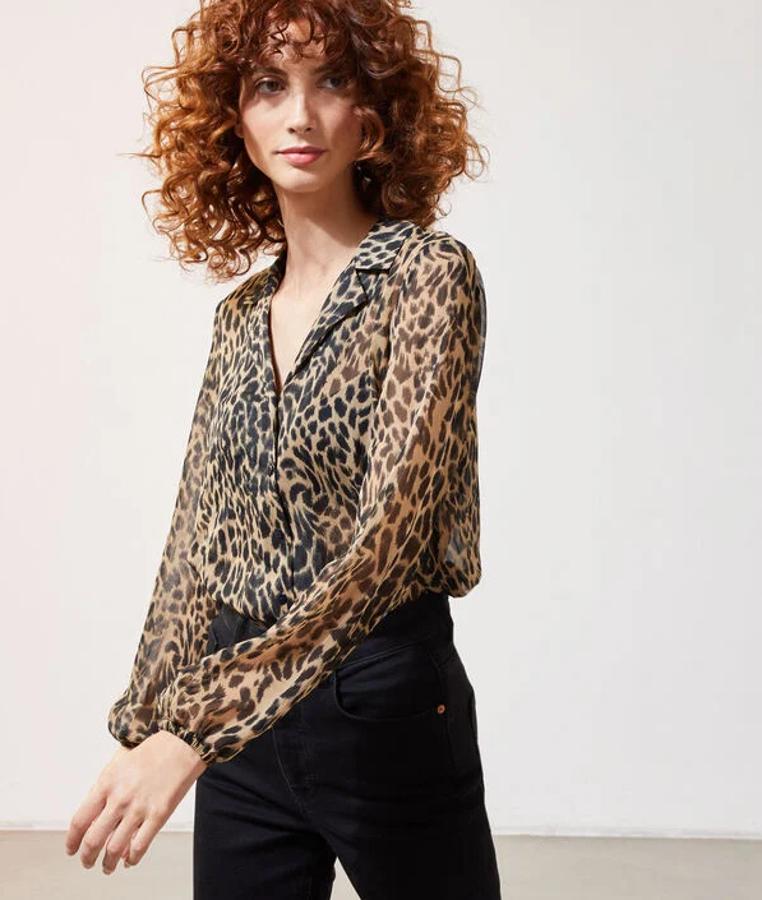 En Etam hemos encontrado esta blusa de manga larga con botonadura frontal y estampado de leopardo en tejido semitransparente. Tiene un precio de 39,99 euros y está disponible entre las tallas 34 y 44.