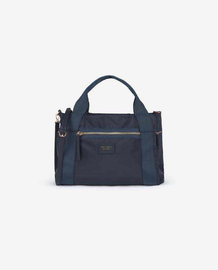 En Lefties hemos encontrado este bolso shopper de nylon en color azul marino con asas de mano y hombro y frontal con cremallera. Cuesta 15,99 euros.