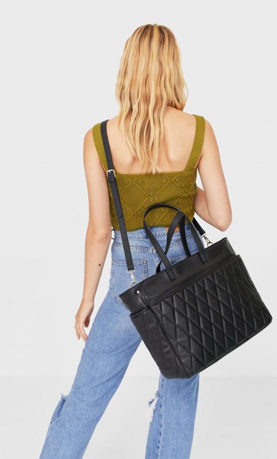 Entre los bolsos shopper más apetecibles y con más tendencias está este de Stradivarius con exterior acolchado, compartimentos exteriores y asas de mano y de hombro. Cuesta 19,99 euros.