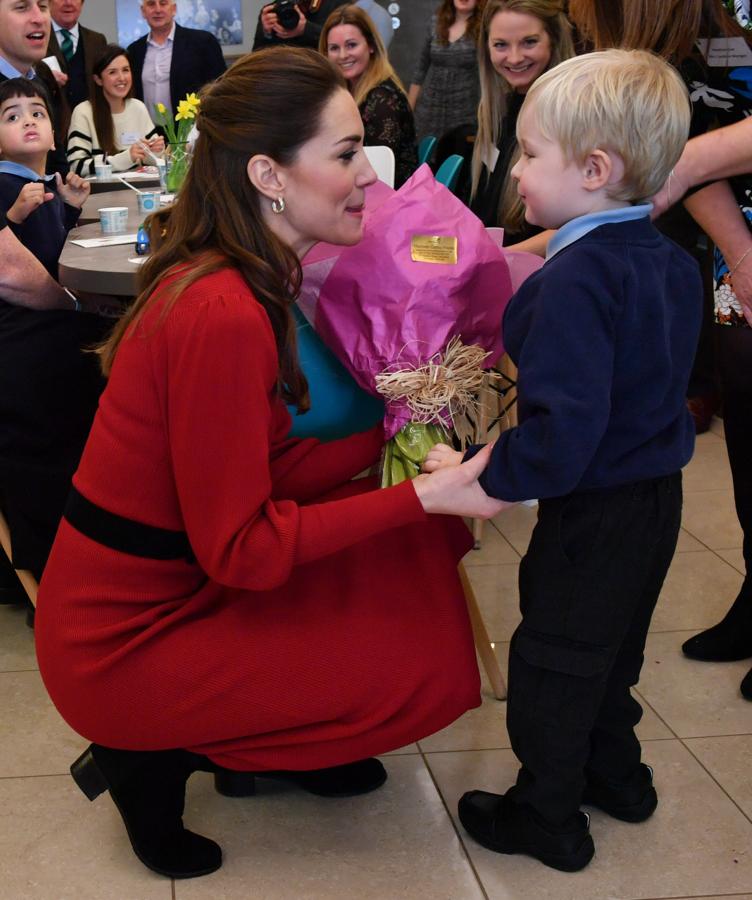 ¿Puede ser más favorecedor  este vestido de mangas con volumen de Kate Middleton ? Era de Zara, lo combinó con botas planas negras y le añadió un cinturón ancho. Acierto total.