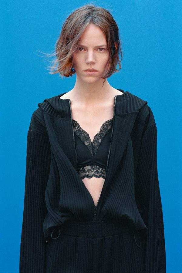 El diseño plisado también ha llegado a las sudaderas y esta de Zara es buena prueba de ello. Con capucha y bajo elástico acabado en cordón, viene con cremallera a tono, cuesta 29,95 euros y está disponible entre las tallas S y M.