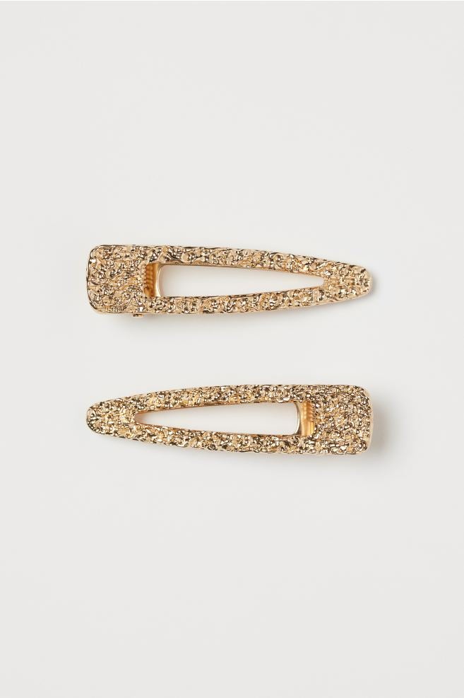 Pasadores dorados para decorar coletas, moños o hacer un semirrecogido con los mechones delanteros. (6,99 euros).