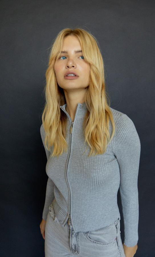 Jersey de canalé con creamallera y cuello alto, de Stradivarius (17,99 euros).