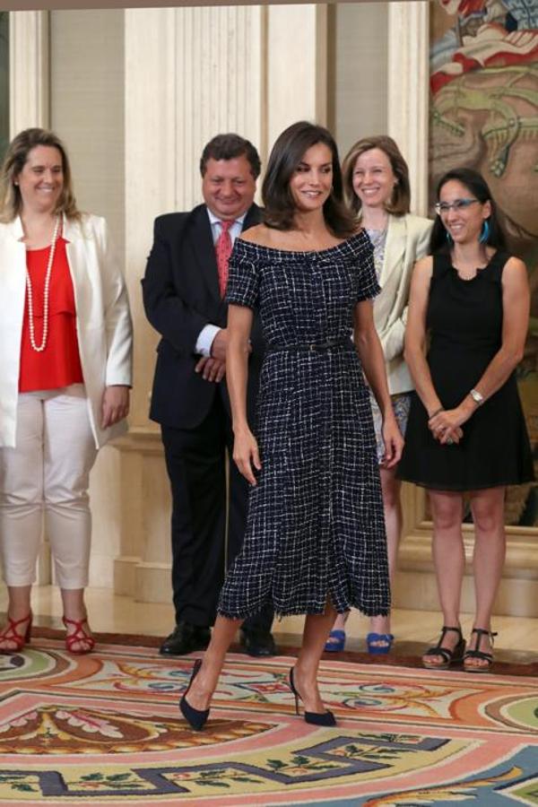 Chanel parece, Zara es. Este vestido midi de tweed con escote 'off the shoulders' fue uno de nuestros favoritos de la colección de Zara del año pasado y cuando llegó a rebajas por menos de 20 euros, nos quedamos con la boca abierta. Y sí, nos gustó todavía más  cuando se lo vimos a la Reina Letizia.