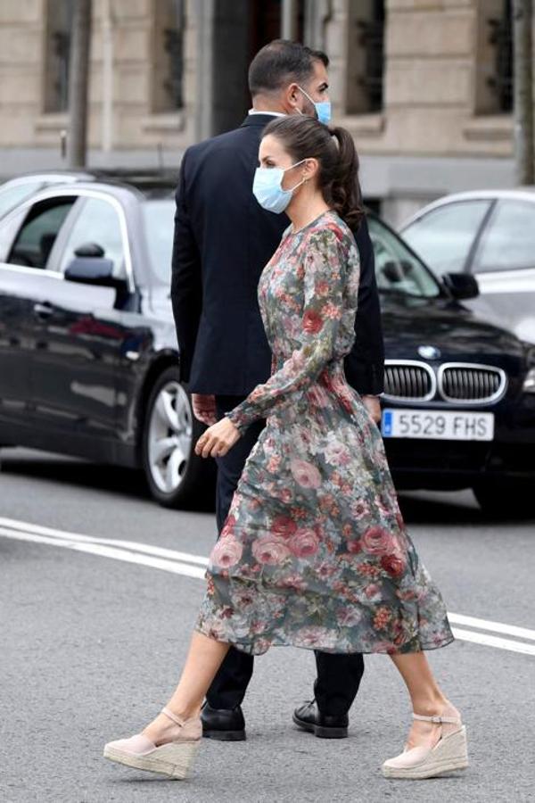 Este vestido de gasa con estampado de flores de Zara es una de las prendas que más y mejor ha amortizado nuestra Reina. Lo estrenó en octubre de 2017 en una audiencia en Zarzuela, y lo ha recuperado en  este verano en su visita a Bilbao , combinado con unas alpargatas de cuña, su calzado favorito esta temporada.