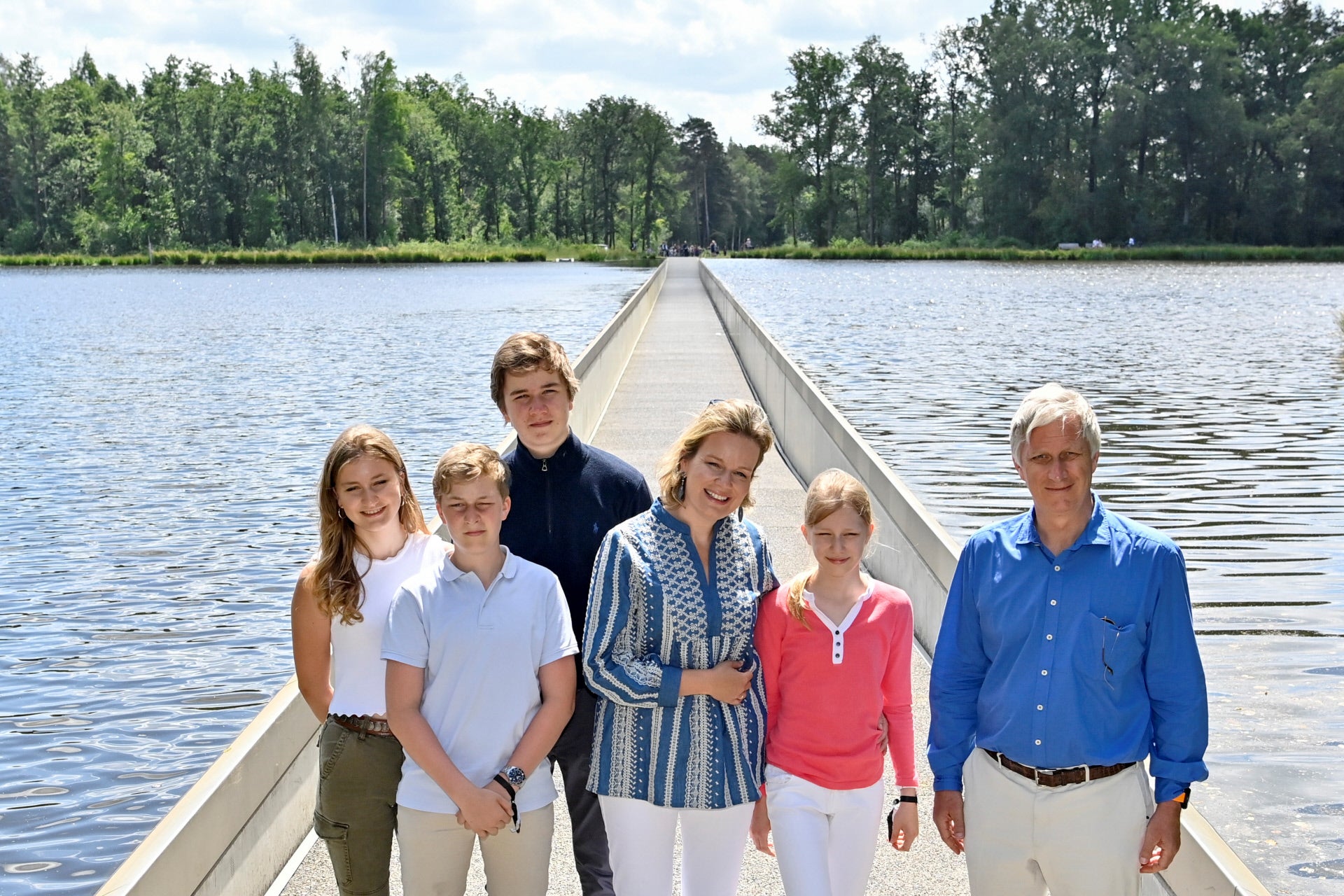 Matilde de Bélgica tambien apuesta por Zara, en este caso, con un vestido que ella convirtió en blusa para crear un look casual ideal.
