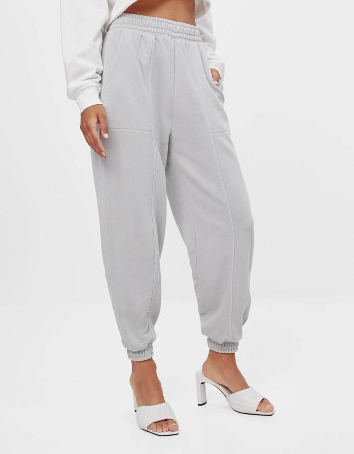 Pantalón jogger de felpa, con elásticos y costuras estratégicas, de Besrhka (19,99 euros).