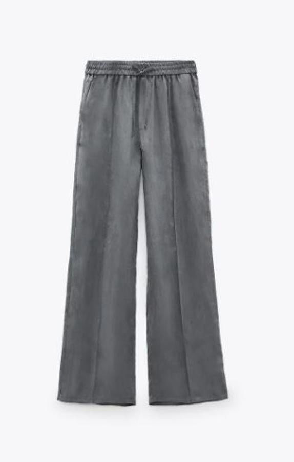 Pantalones anchos con elástico en la cintura y tejido de raso, de Zara (29,95 euros).