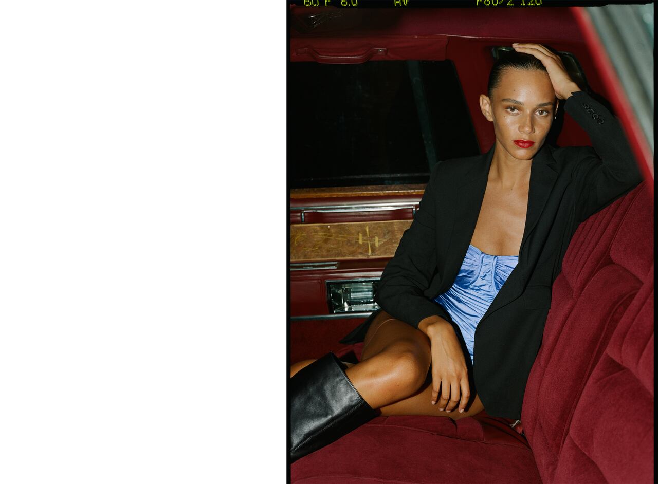 Ochentero, muy sexy y súper favorecedor, este body drapeado en azulón de Zara hará que parezca que todas tus noches son noches de verano (precio: 39.95 euros).