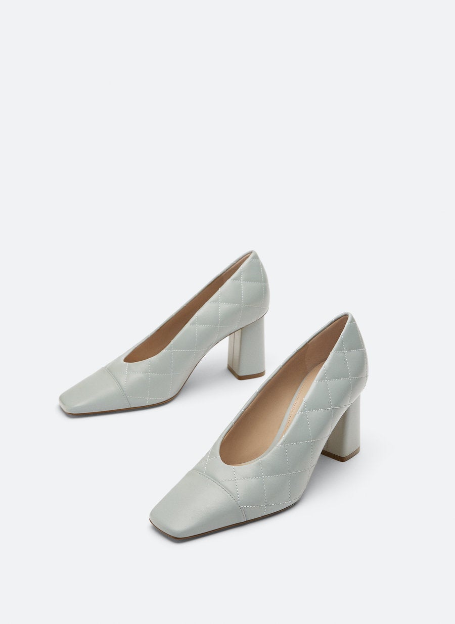 Puntera cuadrada, escote en el empeine, tejido acolchado y tacón de 7,5 centímetros. Puro años 70. En las rebajas de Uterqüe por 69,30 euros.