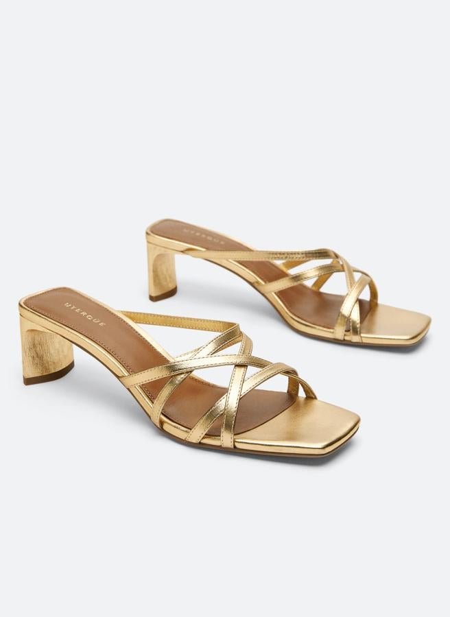 Una opción básica para bodas y fiestas otoñales. Sandalias doradas, tipo mules, con tacón geométrico y comodíismas. Son de las rebajas de Uterqüe (62,30 euros).