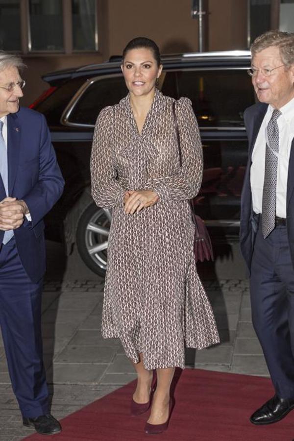 Victoria de Suecia apostó hace unos meses por este vestido  midi de inspiración setentera de Zara, un diseño que costaba 49.95 euros y que arrasó entre las influencers, encabezadas por Olivia Palermo.