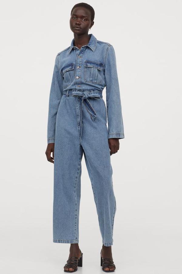 Diseño boiler en denim lavado de algodón para este mono largo de H&m con cuello camisero, cinturón de anudar a tono extraíble, bolsillos superiores con solapa y canesú en la espalda. Con perneras rectas y mangas largas, solo podemos comprarlo en la web por 39,99 euros entre las tallas XXS y XL.