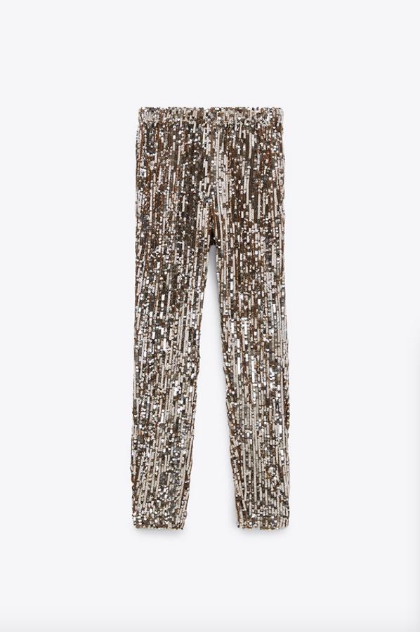 Las lentejuelas también llegan al pantalón con este diseño de tiro alto con cintura elástica y acabado plateado. Tiene un precio de 29,95 euros y está disponible entre las tallas XS y XL.