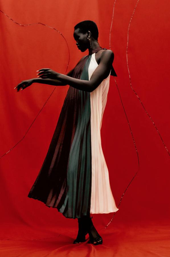 Si eres amante del efecto plisado este vestido te va a enamorar. En color granate, verde botella y crudo en franjas verticales, con cuello halter acabado en lazada y hombros descubiertos es una de las propuestas más estilosas y elegantes que hemos visto en mucho tiempo. Cuesta 49,95 euros y estára disponible entre las tallas XS y XL.