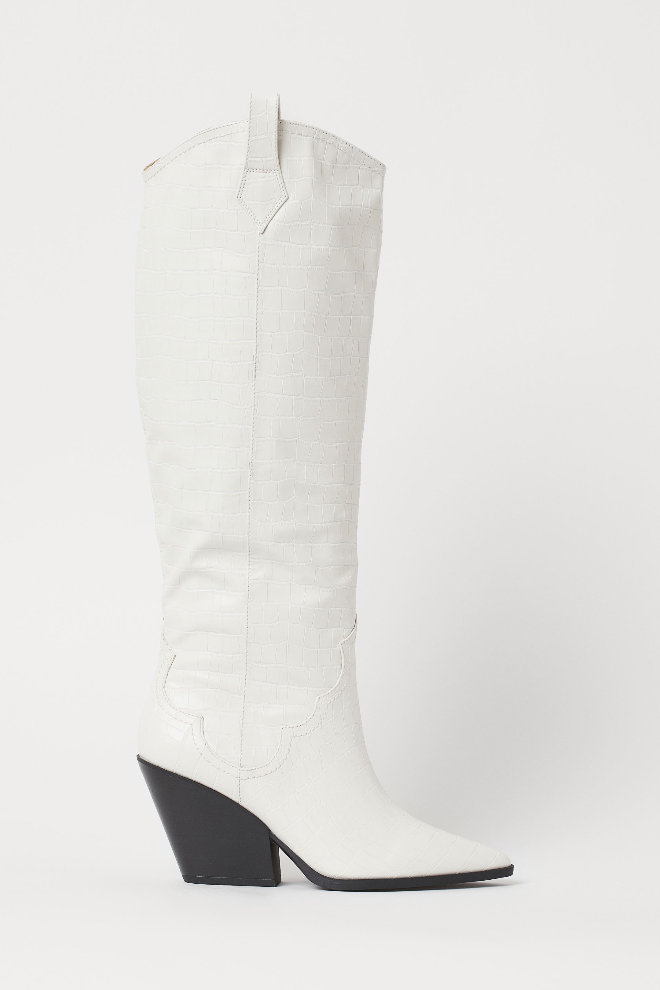 Ficha este diseño cow boy en versión bota con estampado de cocodrilo en color blanco. Un best seller del otoño ¡y del invierno! De H&M. (59,99 euros).