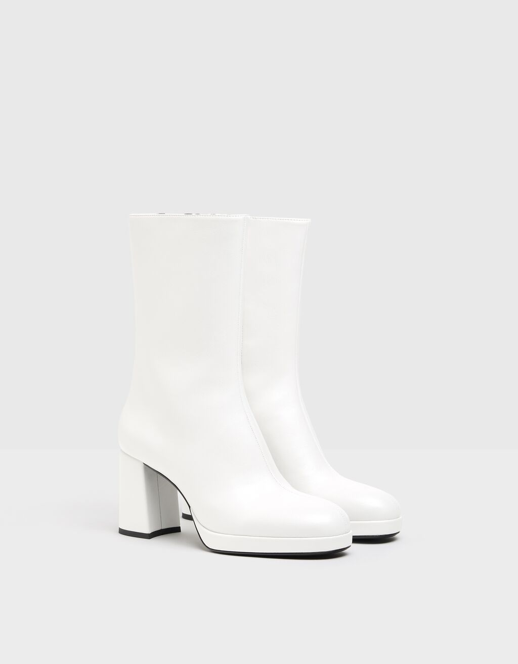 Para crear looks de aires setenteros a lo Sharon Tate: botines blancos de caña alta con plataforma de la nueva colección de Bershka. (49,99 euros).