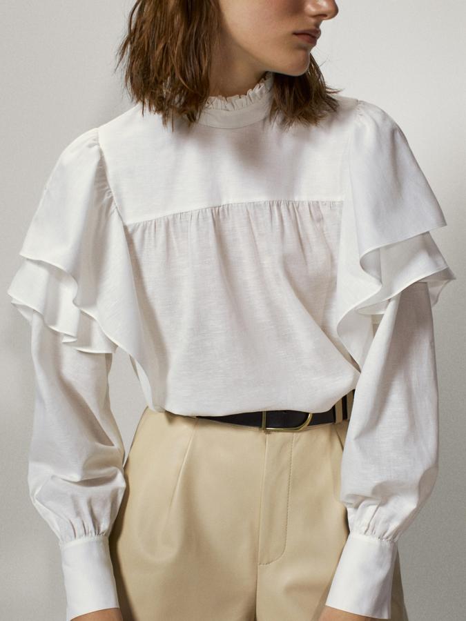 Blusa romántica de volantes, de las rebajas de Massimo Dutti (49,95 euros).