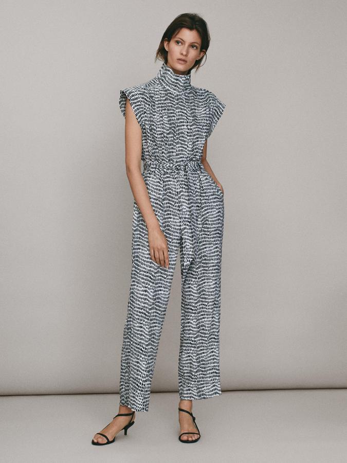 Mono de raso estampado en blanco y negro, de las rebajas de Massimo Dutti (69,95 euros).