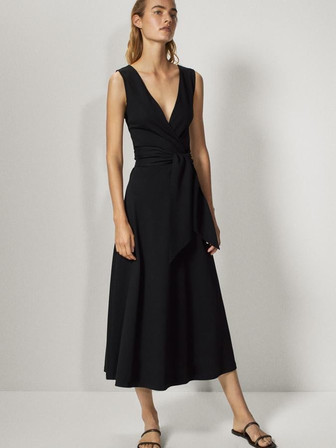 Vestido negro de largo midi con escote en pico, ajustado a la cintura, de las rebajas de Massimo Dutti (59,95 euros).