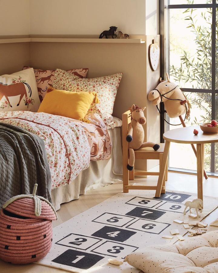 Estamos seguras de que tus hijos vivirán mil y una aventuras en esta habitación, donde serán caballeros andantes en su caballito (27.99 euros en H&M Home) y soñarán con mil fantasías entre esas sábanas (22.99 euros). La alfombra, además, cuesta 19.99 euros, los almohadones, 7.99 y el peluche, 12.99 euros.