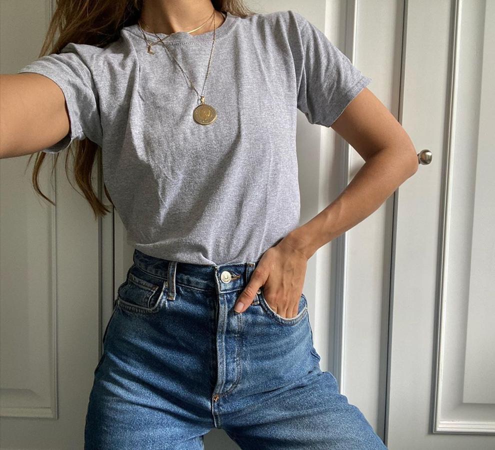 Vaqueros y camiseta gris, un combo que nunca falla. Grace Villarreal lo adorrna con dos sencillas cadenas doradas, una medalla y otra con una inicial.