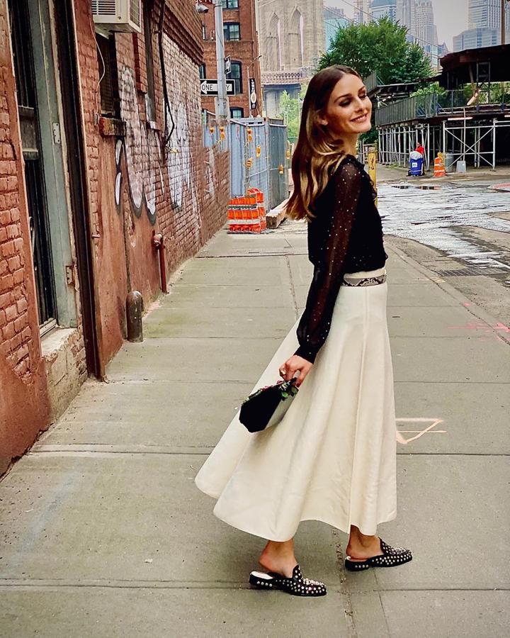 Cómo no iba a estar en esta lista Olivia Palermo, la reina del street style. En este caso nos fijamos en este look con falda midi, otra prenda que puede ser tu mejor aliada para el entretiempo. Ella la combina con mocasines destalonados, ¿te animas?