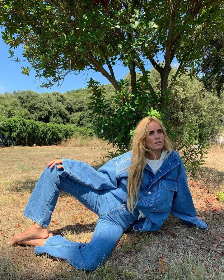 A por todas. Si te gusta el tejido vaquero, llévalo en total look de pantalón y cazadora (como Blanca Miró) o en falda midi y camisa. Cualquier mezcla está destinada al éxito, juega con tus looks vaqueros como quieras.