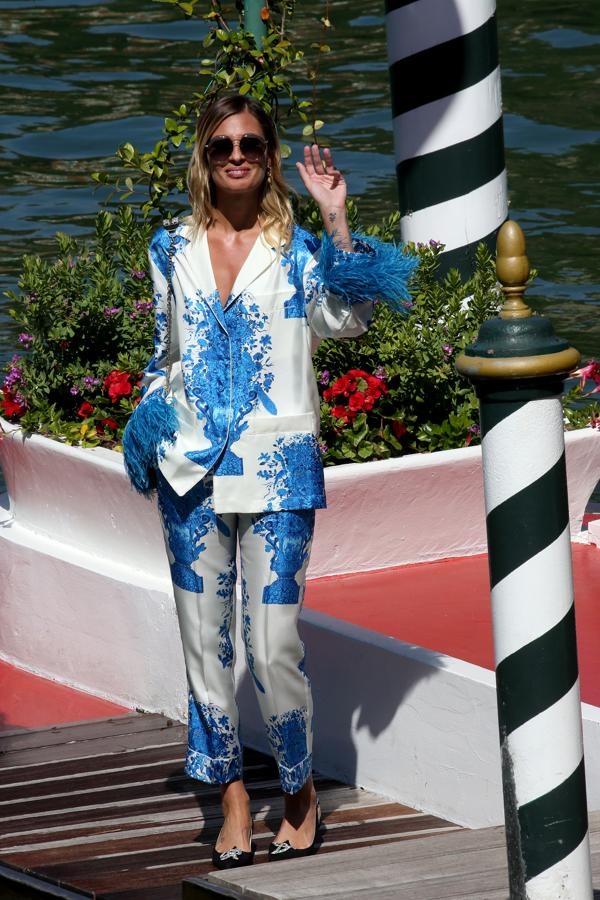 No podemos estar más enamoradas de este sofisticado look pijamero de Svelva Alviti a su llegada al Festival de Venecia.