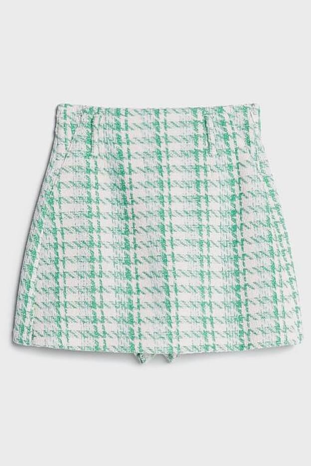 Minifalda de tweed de Bershka, de nueva colección (19,99 euros).
