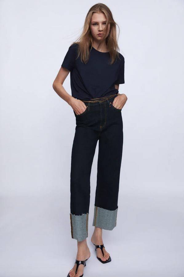 Con cuello redondo y manga corta, esta camiseta de Zara con bajo asimétrico tiene un precio de 5,95 euros y podemos encontrarla en siete colores, entre ellos el azul marino, el blanco o el fucsia, entre las tallas S y XXL.