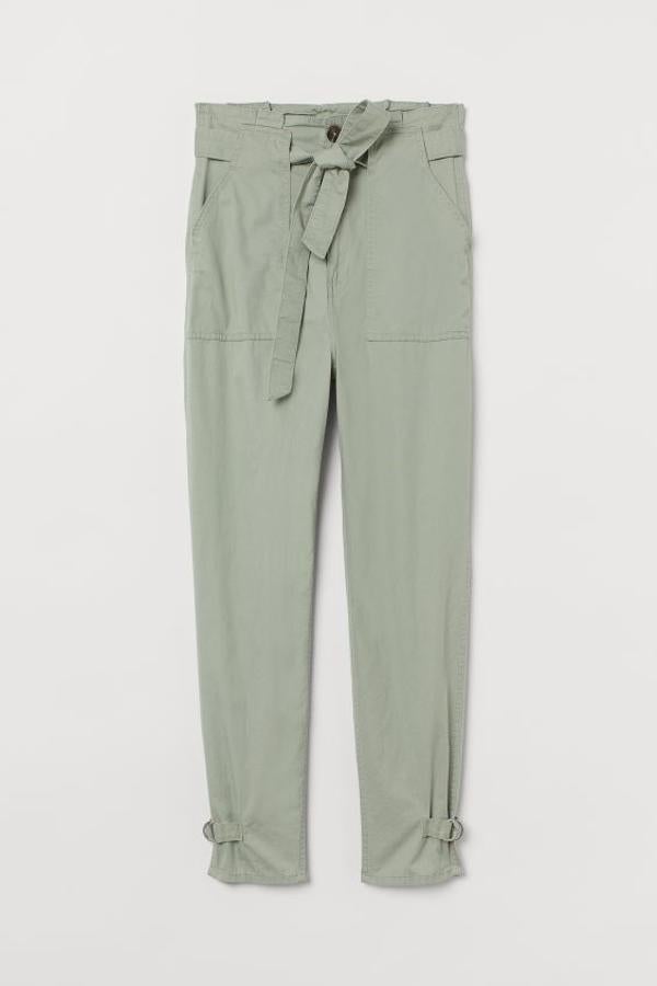En verde palo claro, confeccionado en algodón suave y diseño de talle alto con perneras pitillo, este pantalón con bolsillos delanteros costaba 19,99 euros y ahora podemos encontrarlo por 10,99 euros en las tallas 42, 44 y 46.