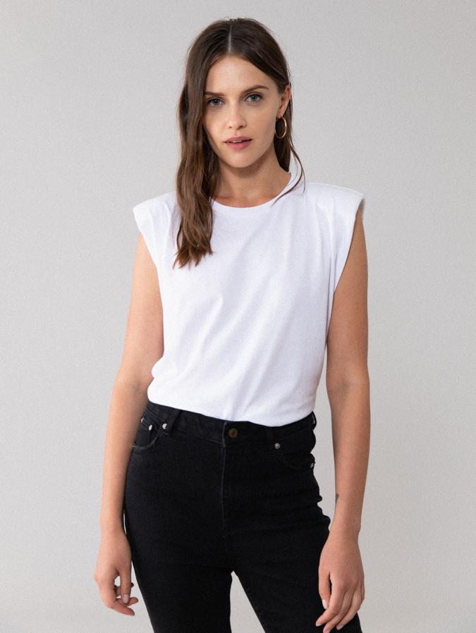 Una propuesta muy apropiada para esta temporada es la camiseta con hombreras. De diseño holgado, confeccionada en algodón suave, está disponible en cuatro colores, también con estampado de rayas, entre las XS y XL, por 6,99 euros.