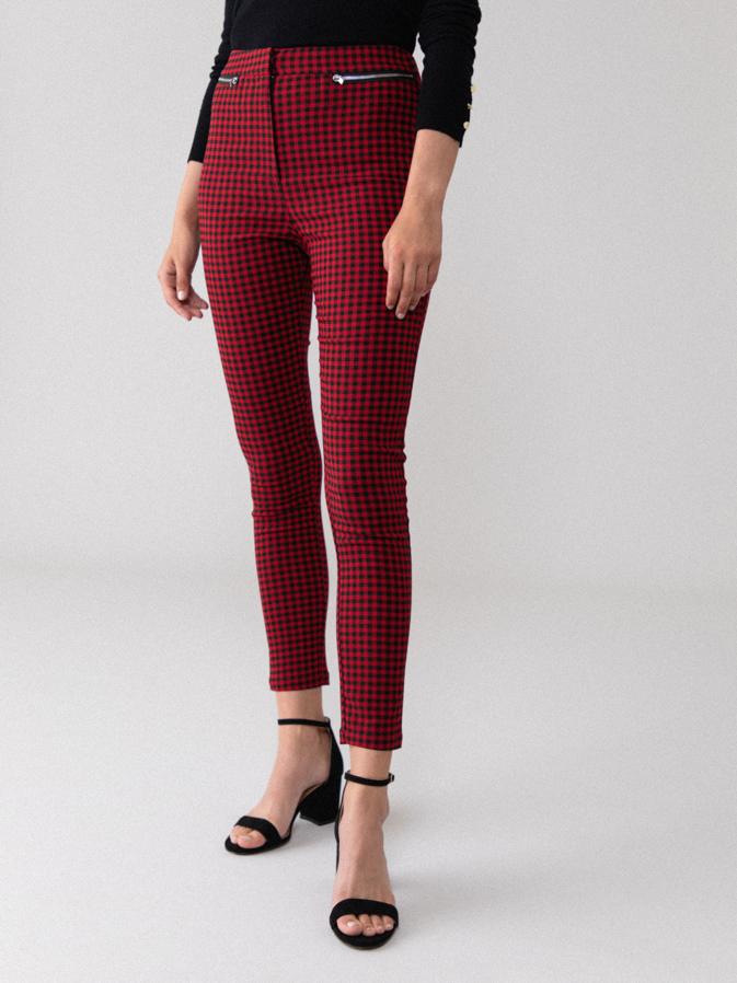 Cuadros negros sobre fondo rojo para estos jeggings de tiro alto con cremalleras delanteras y tejido elástico. Cuestan 14,99 euros y están disponibles entre las tallas XS y XL.