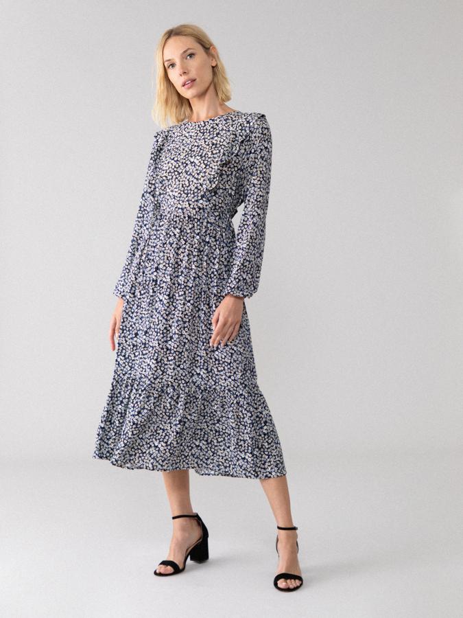 Diseño midi y volantes laterales enel pecho para este vestido estampado con flores, cuello redondo y lazada trasera para ajustar el ancho de la prenda. Cuesta 25,99 euros y está disponible en las tallas S, M y L.